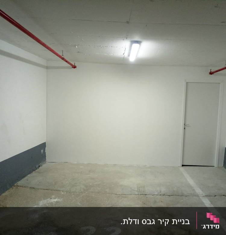 קיר גבס לבן עם צינור אדום בתקרה